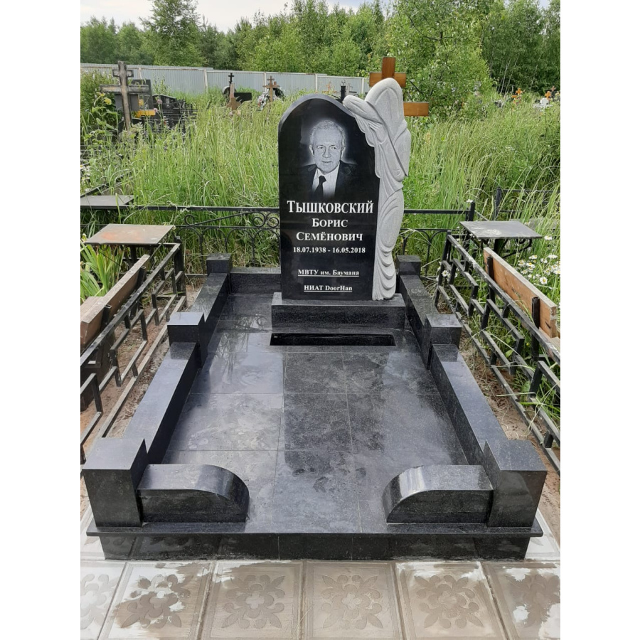 Вертикальный гранитный памятник В049 фото 4