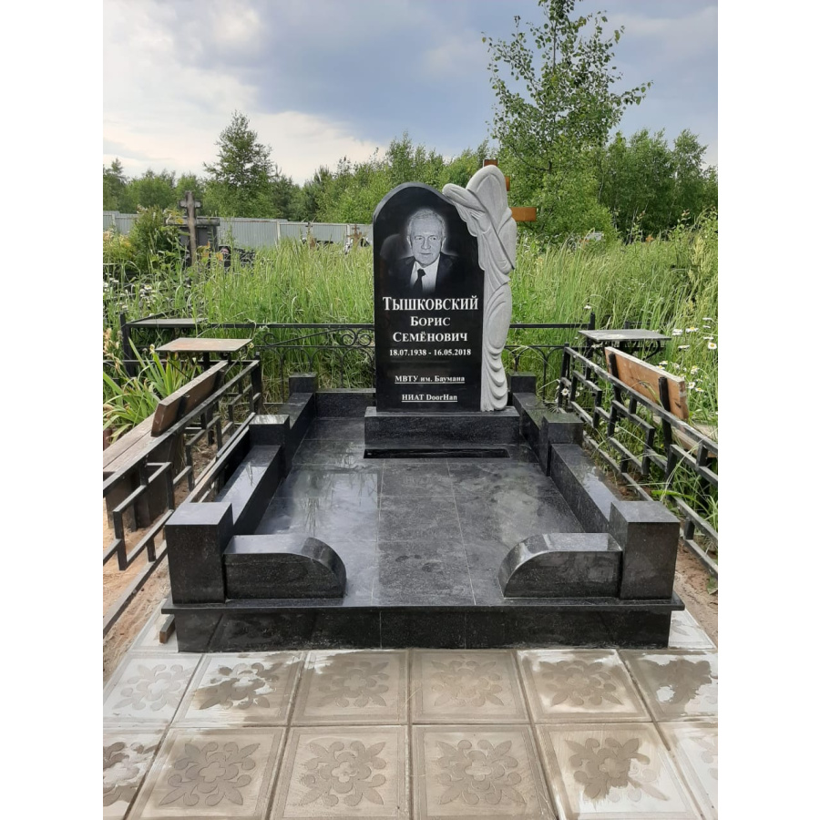 Вертикальный гранитный памятник В049 фото 4